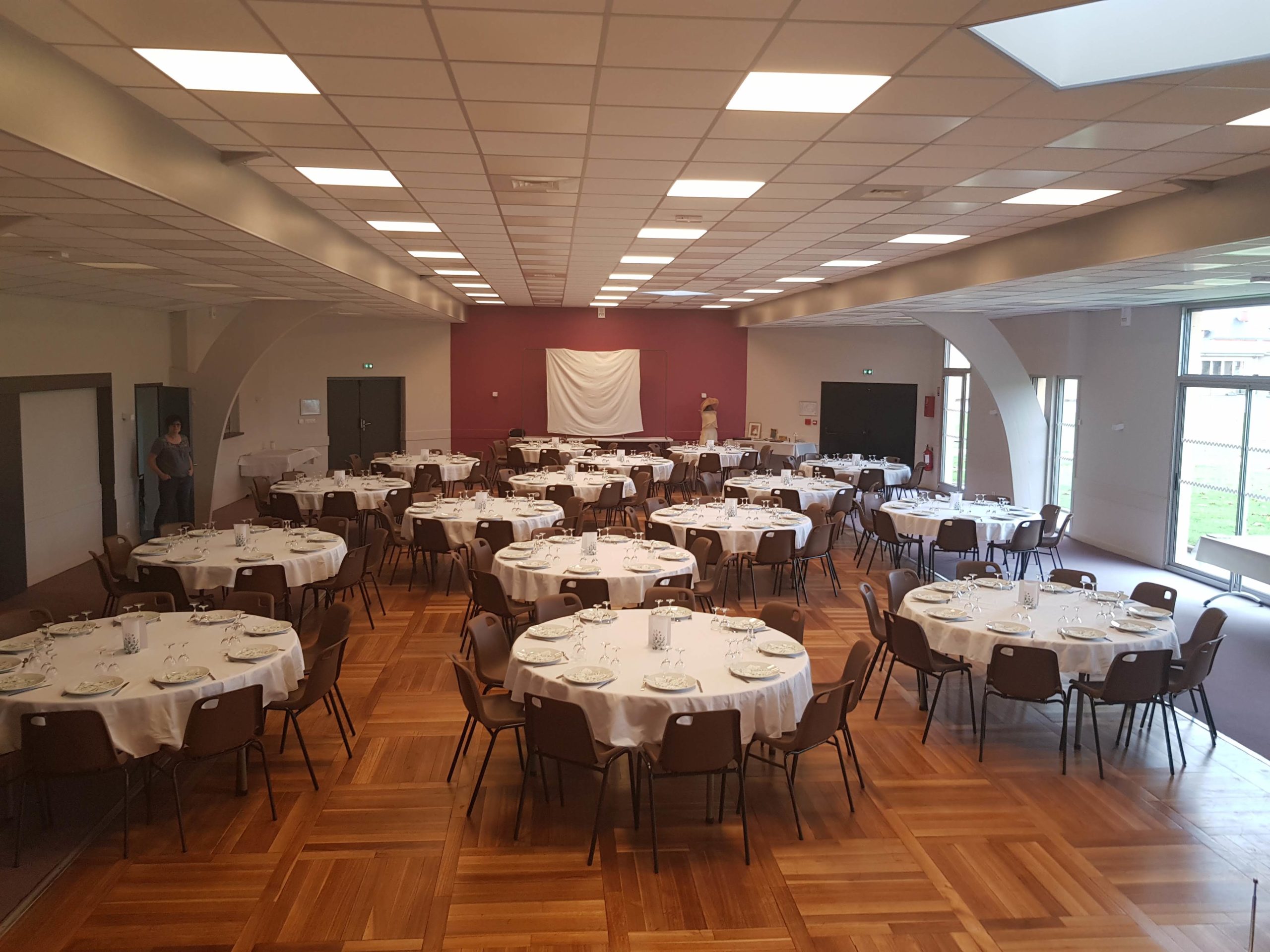 SALLE DES FETES GRANDE SALLE AVEC LES TABLES RONDES